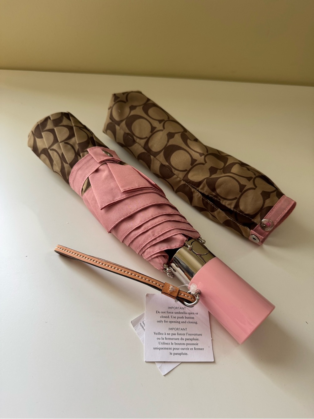 NWT Coach New York Retractable Signature Umbrella in Silver Khaki Blush.